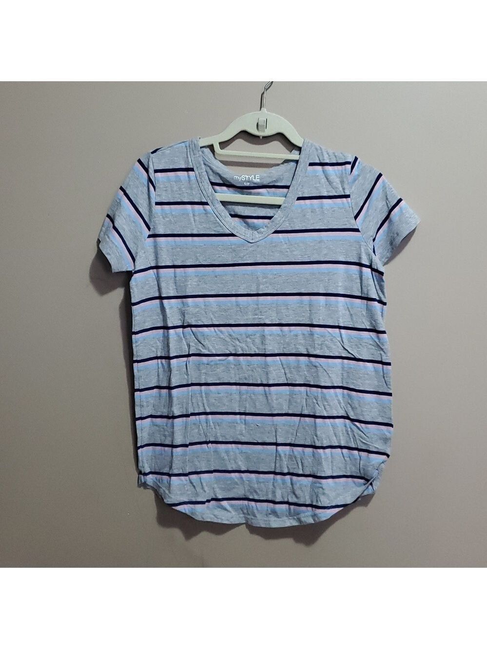 My style short sleeve v neck striped tshirt size small